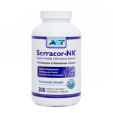 Serracor-NK AST Enzymes en frasco de cápsulas para uso diario.