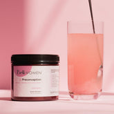 Beli polvos sabor baya en vaso, para beber y apoyar la vitalidad femenina.