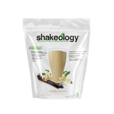 BODi Shakeology vainilla en vaso, batido saciante y cremoso listo para disfrutar.