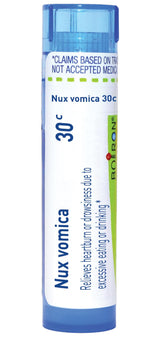 Boiron Nux Vomica 30C en tubo dispensador de 80 perlas, ideal para llevar.