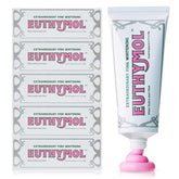 Pasta de dientes blanqueante Euthymol en tubo de aluminio reciclable para uso diario.