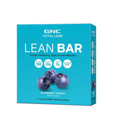 GNC Total Lean Bar empaque, barra proteica de arándano y yogur para saciar antojos.