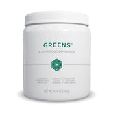 Isagenix Greens polvo verde en taza, ideal para añadir vegetales a tus batidos diarios.