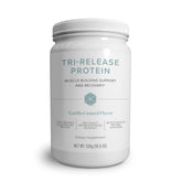 Isagenix Tri-Release Protein, vaso post-entrenamiento, textura cremosa para recuperación suave.