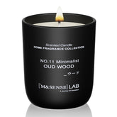 Vela M&SENSE Oud Wood en jarrón esmerilado para decoración elegante.