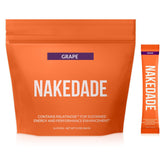 Nakedade Grape: botella vertiendo, hidratación refrescante para entrenamientos intensos.