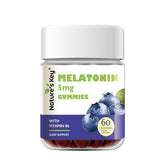 Gomitas Nature's Key Melatonina en botella con sabor arándano para descanso suave