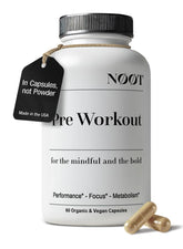 NØØT Pre Workout cápsulas en mano para energía estable durante entrenamientos