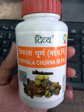 Patanjali Triphala Churna, frente del pote, apoyo digestivo suave.