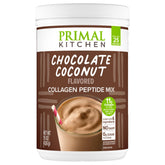 Primal Kitchen Chocolate Collagen Fuel vertido en vaso para bebida proteica