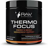 RAW Synergies Thermo Focus: cápsulas en mano para energía sostenida durante el entrenamiento.