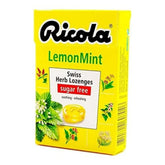 Frasco de Ricola sin azúcar con hierbas, sabor limón menta.