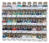 Conjunto de 45 gemas cristalinas en frascos para colección.