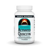Source Naturals Activated Quercetin, botella en escritorio para apoyo al bienestar.