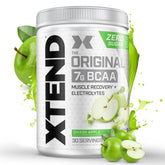 Xtend Original BCAA polvo en vaso para recuperación durante el entrenamiento.