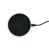Yogasleep Hushh+ sobre la base de carga inalámbrica para uso nocturno cómodo.