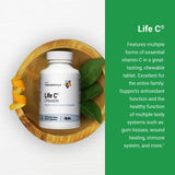 Manos sosteniendo tabletas 4Life Life C, sabor cítrico para un impulso saludable.