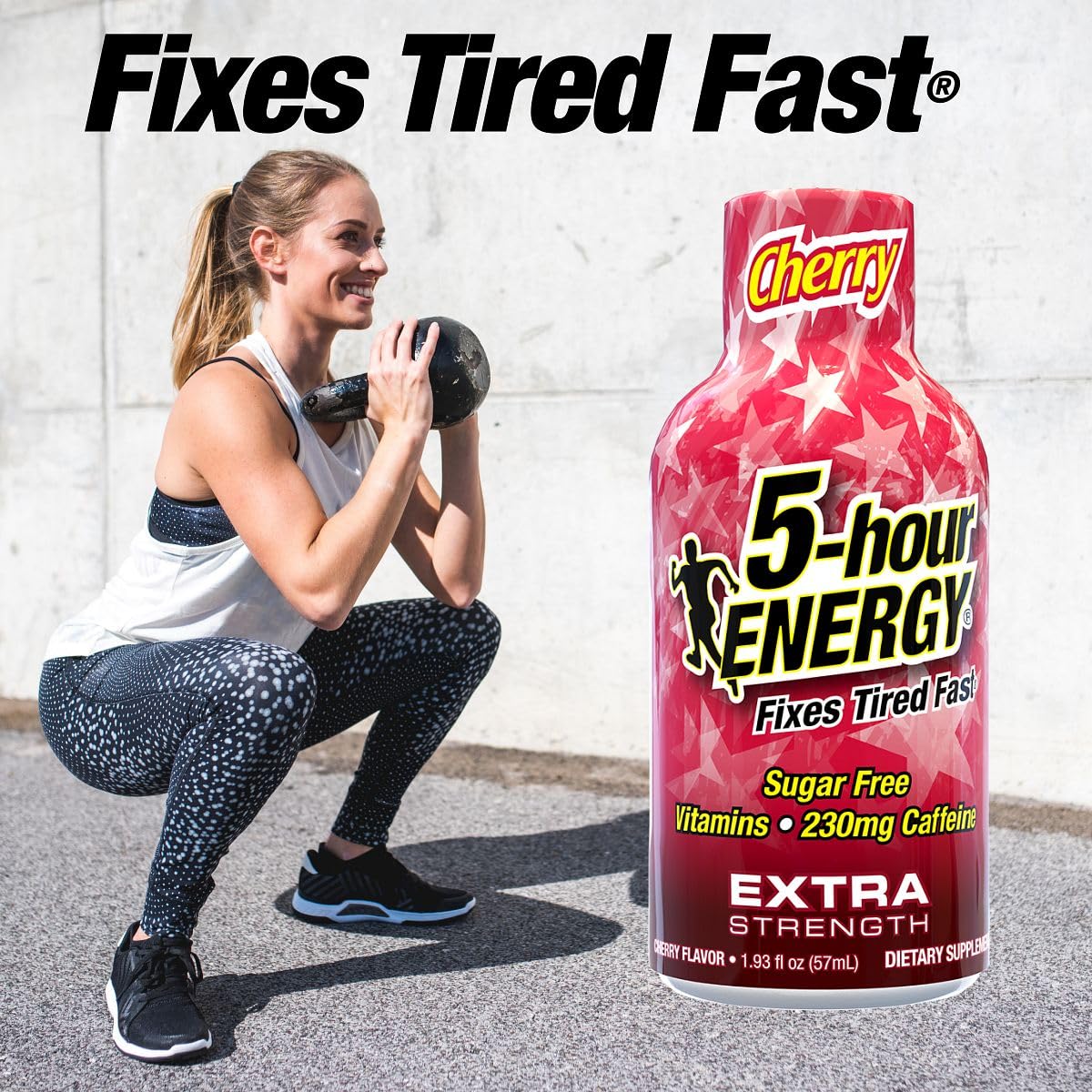 Vierto un sorbo de 5-hour ENERGY Shot Cereza, toma rápida sin azúcar