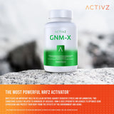 Mano mostrando cápsulas para uso diario con Activz GNM-X.