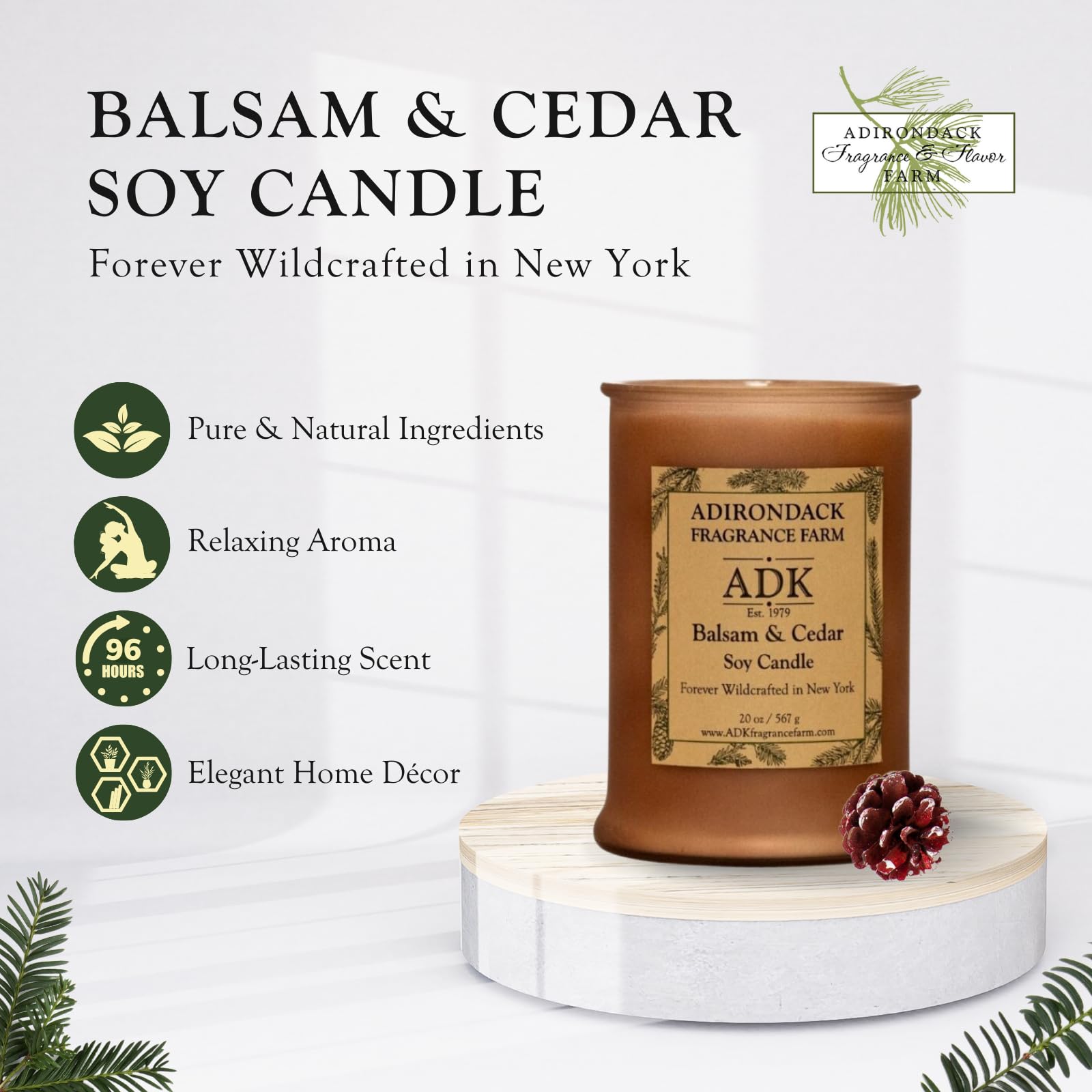 Vela ADK, etiqueta natural en entorno rústico, promueve experiencia aromática diaria.