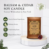 Vela ADK, etiqueta natural en entorno rústico, promueve experiencia aromática diaria.