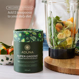 Aduna Super Greens ingredientes naturales: moringa y spirulina visibles.