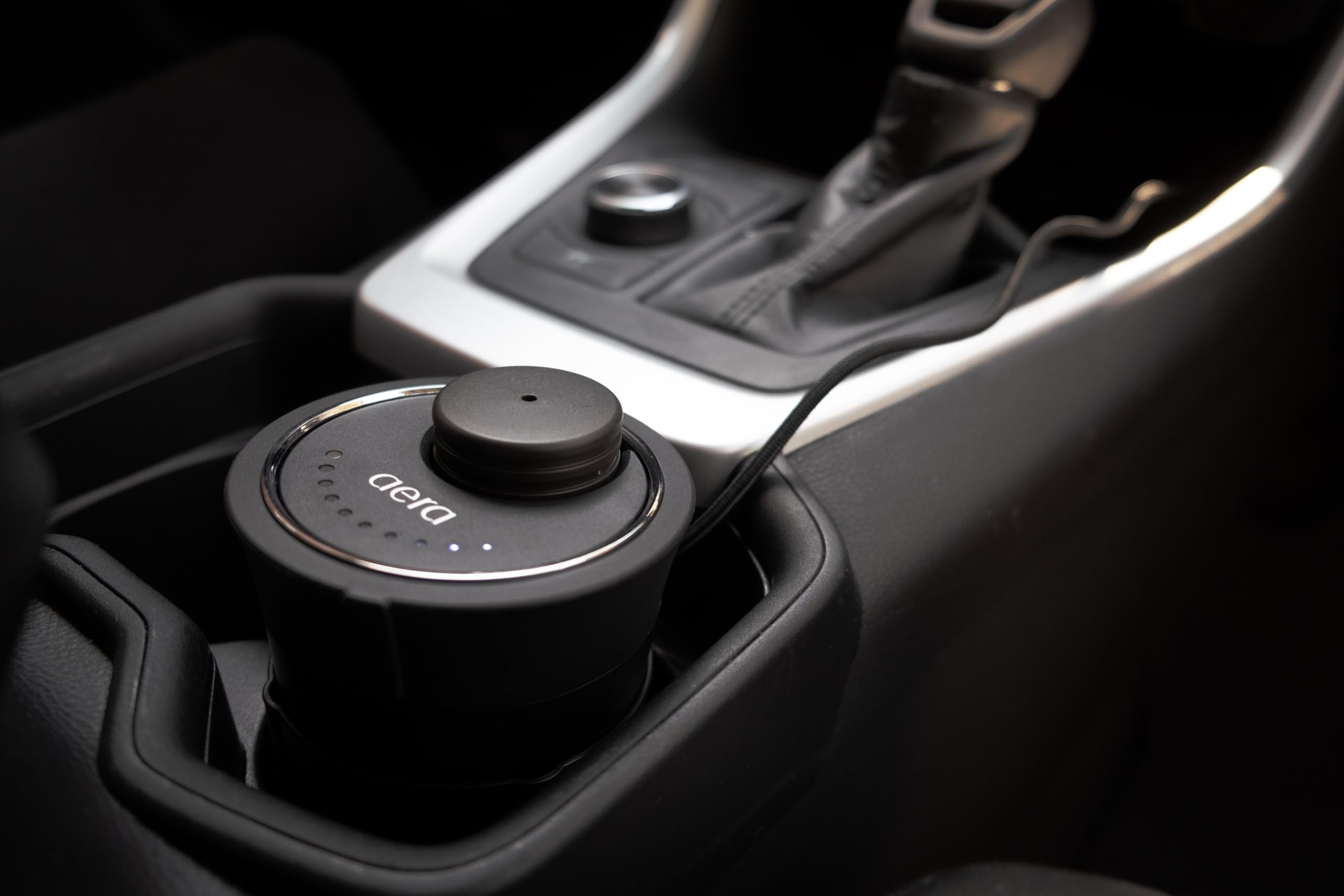 Aera Go: difusor de coche con intensidad ajustable para viaje cómodo.