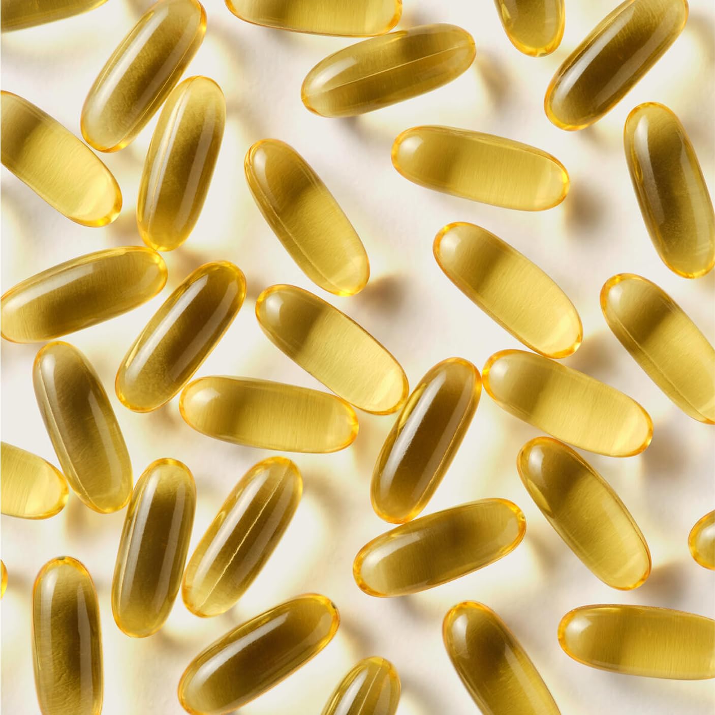 Cápsulas AG1 Omega3 en mano para comparar