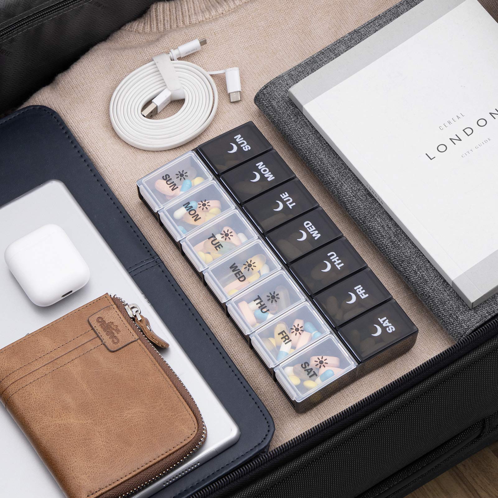 Ideal para viaje, organizador de pildoras Aigret Future para llevarlo contigo.