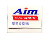 AIM Ultra Menta, uso diario mostrado, práctica para la higiene bucal.