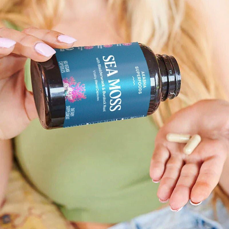 Frasco de cápsulas Akasha Superfoods con sello de pureza para consumo diario.