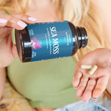 Frasco de cápsulas Akasha Superfoods con sello de pureza para consumo diario.