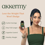 Usuario tomando una cápsula de Akkermy Probiotic como parte de la rutina diaria.
