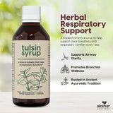 AKSHAR Tulsin Jarabe: envase detallado destacando ingredientes herbales.