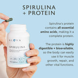 Detalle de cápsula de Alaya Naturals Spirulina, calidad y conveniencia.