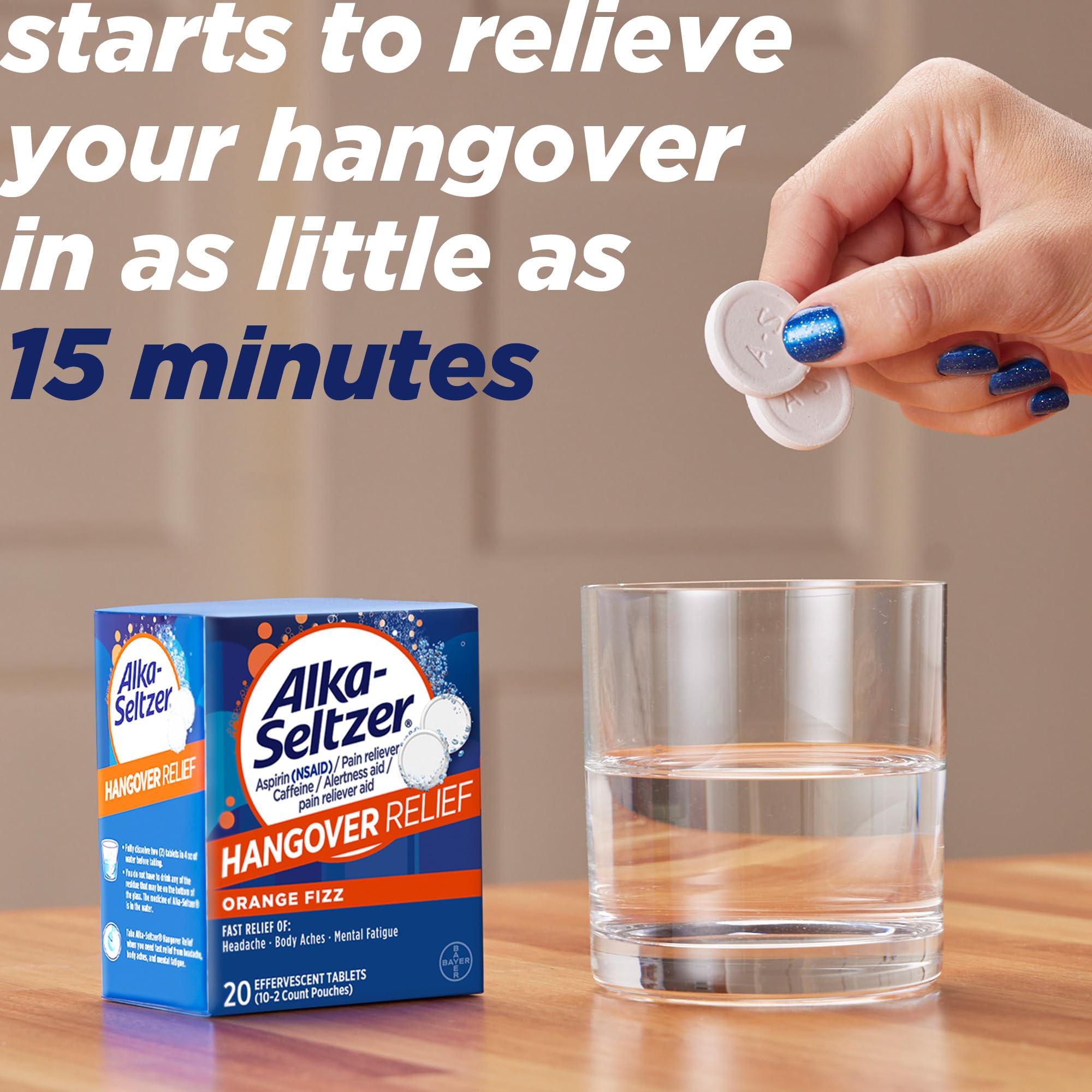 Rutina matutina de hidratación con Alka-Seltzer para sentirse despierto.
