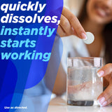 Alka-Seltzer taza con agua muestra la efervescencia para consumo rápido.