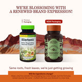 Herbs Etc. Allertonic, cápsulas blandas en la mano para tomar con agua