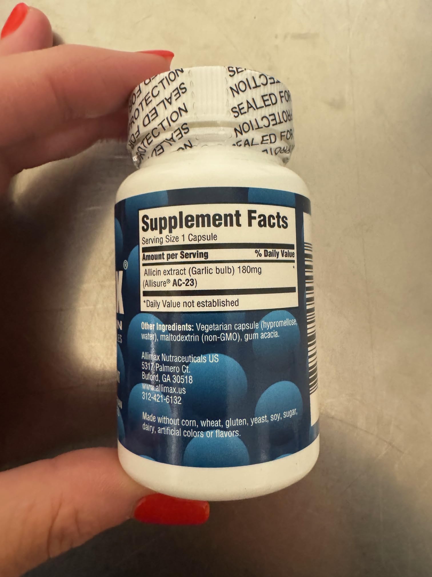 Allimax 180 mg, cápsulas visibles, toma diaria fácil de realizar.