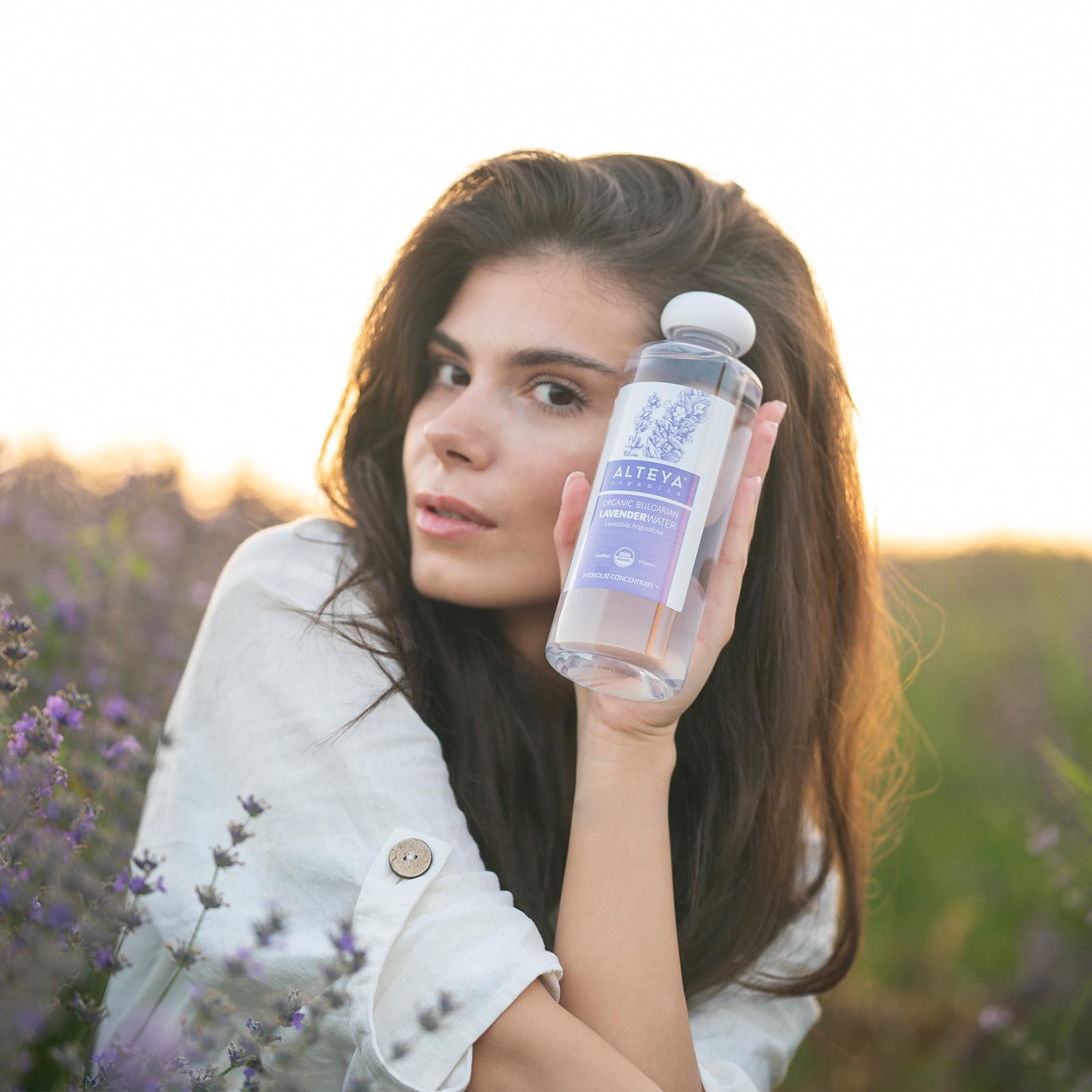 Alteya Organics agua de lavanda, botella con gotero para uso preciso.