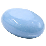 Detalle de textura suave de Angelite, ideal para sesiones de relajación y reiki