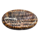 Amazing Gemstone Aragonite: mano en relajación para centro y equilibrio emocional.