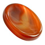 Amazing Gemstone Carnelian: piedra de preocupación en la mano para calma y concentración.