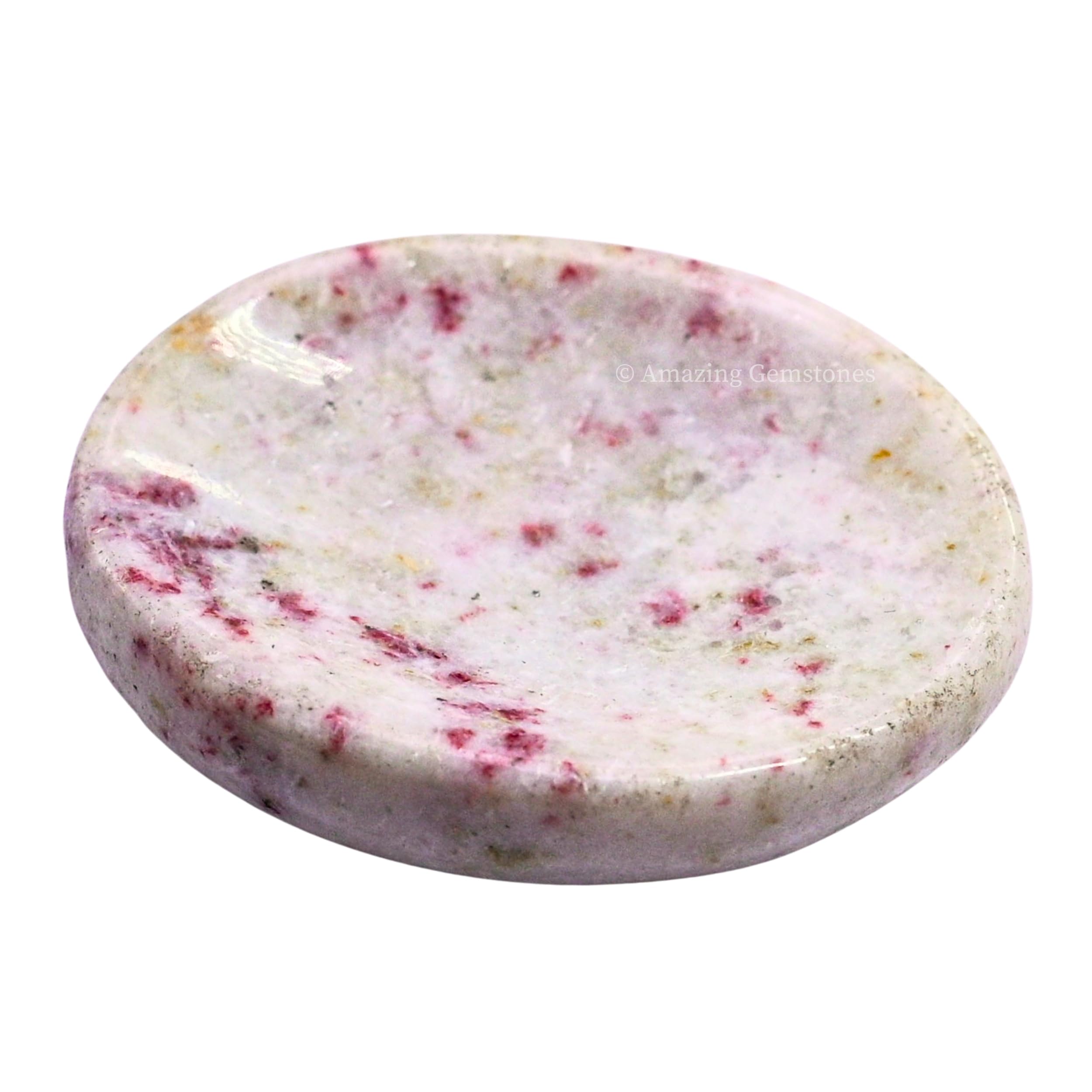 Amazing Gemstone cinnabarite en uso durante la meditación para calma y enfoque.