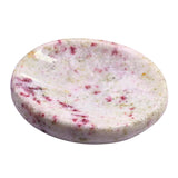 Amazing Gemstone cinnabarite en uso durante la meditación para calma y enfoque.