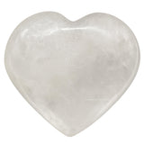 Amazing Gemstone: corazón de cuarzo claro en palma para equilibrio de energías.