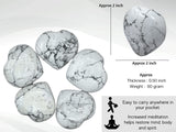 Amazing Gemstone Howlite masaje en palma para aliviar tensiones.