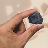 Piedra iolita envuelta en bolsa de terciopelo de Amazing Gemstone.