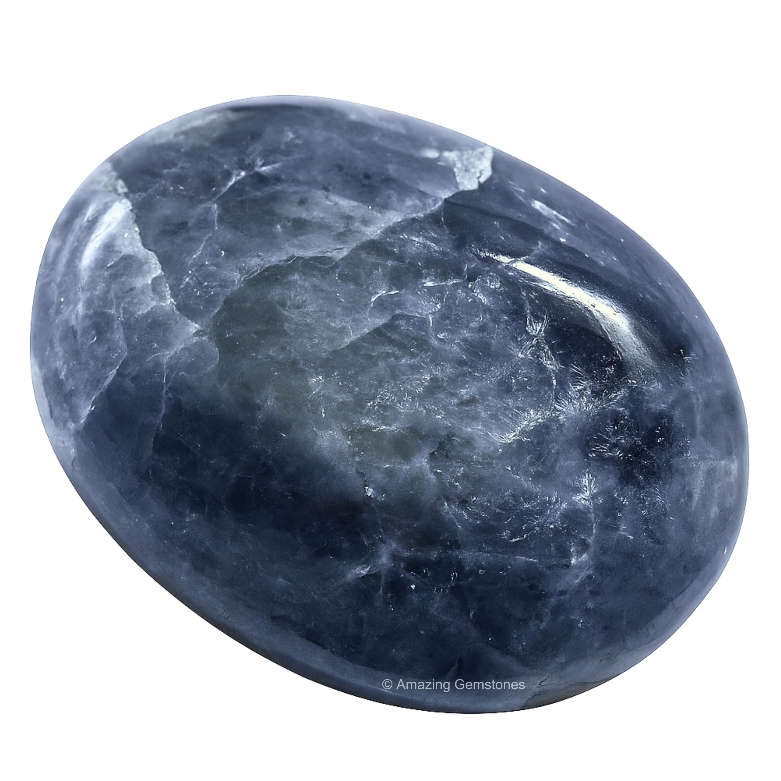 Amazing Gemstone iolite en la palma, facilita Reiki y concentración durante sesiones.