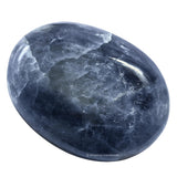 Amazing Gemstone iolite en la palma, facilita Reiki y concentración durante sesiones.
